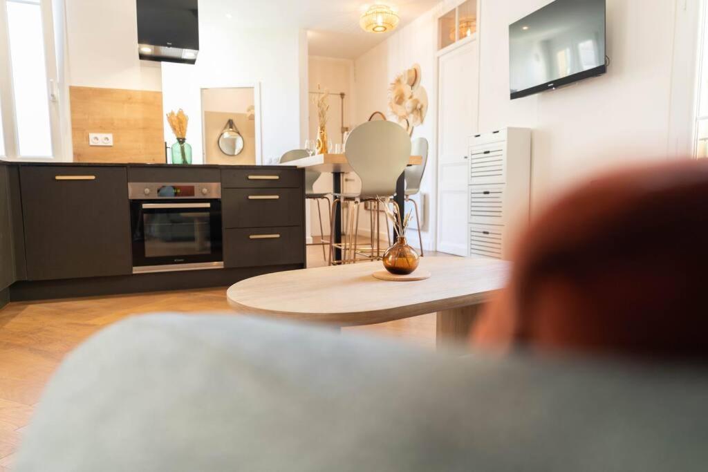 Superbe appartement deux chambres, centre proche port