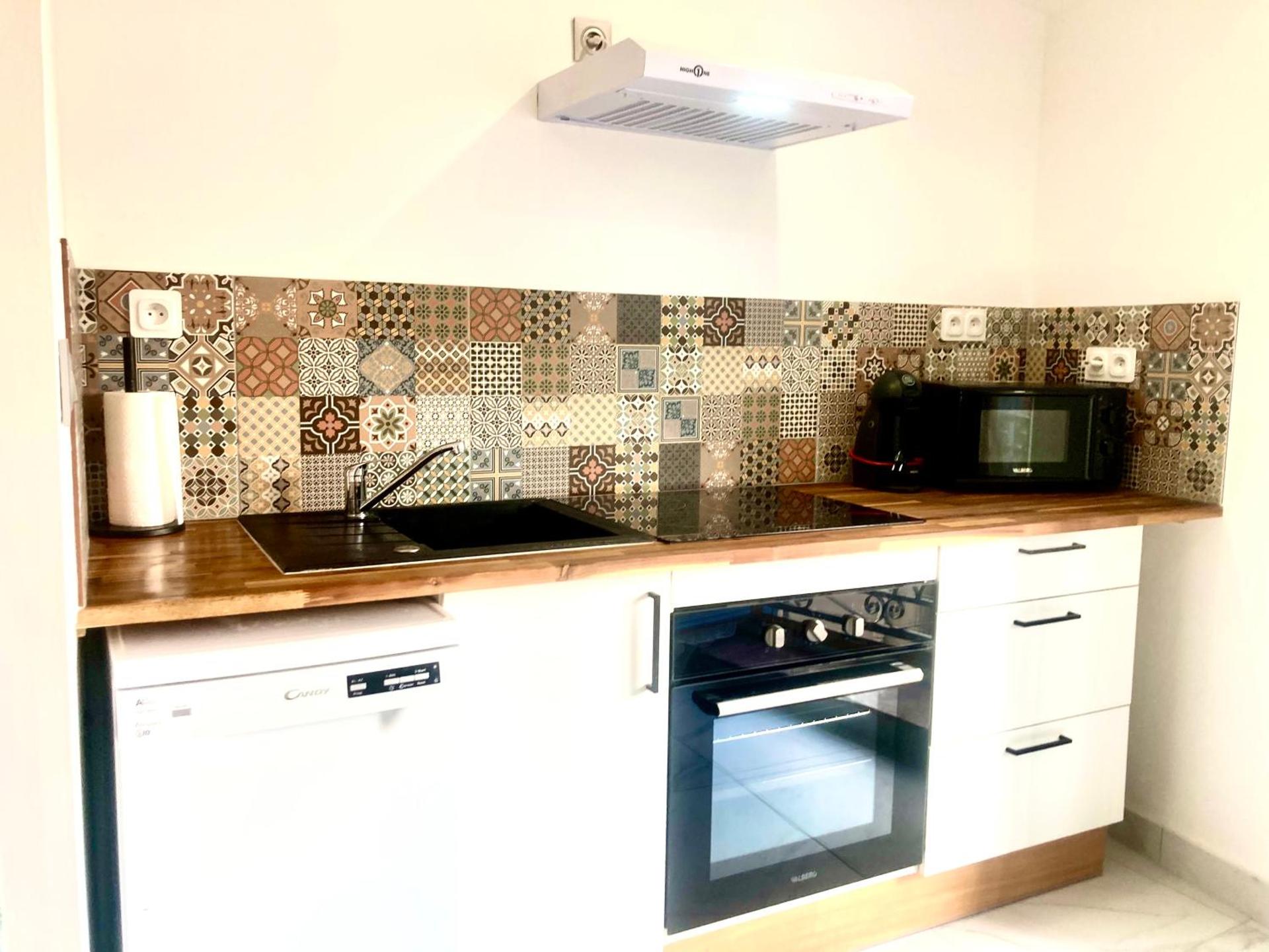 "L'Echapée Belle" Maison de village climatisée de 45m2 à proximité de Carcassonne,1 chbre à l'étage vue panoramique sur les pyrénées, cuisine équipée,1Salon,1 sdb, Wifi, Parking gratuit, Netflix,Canal sat, Fauteuil massant