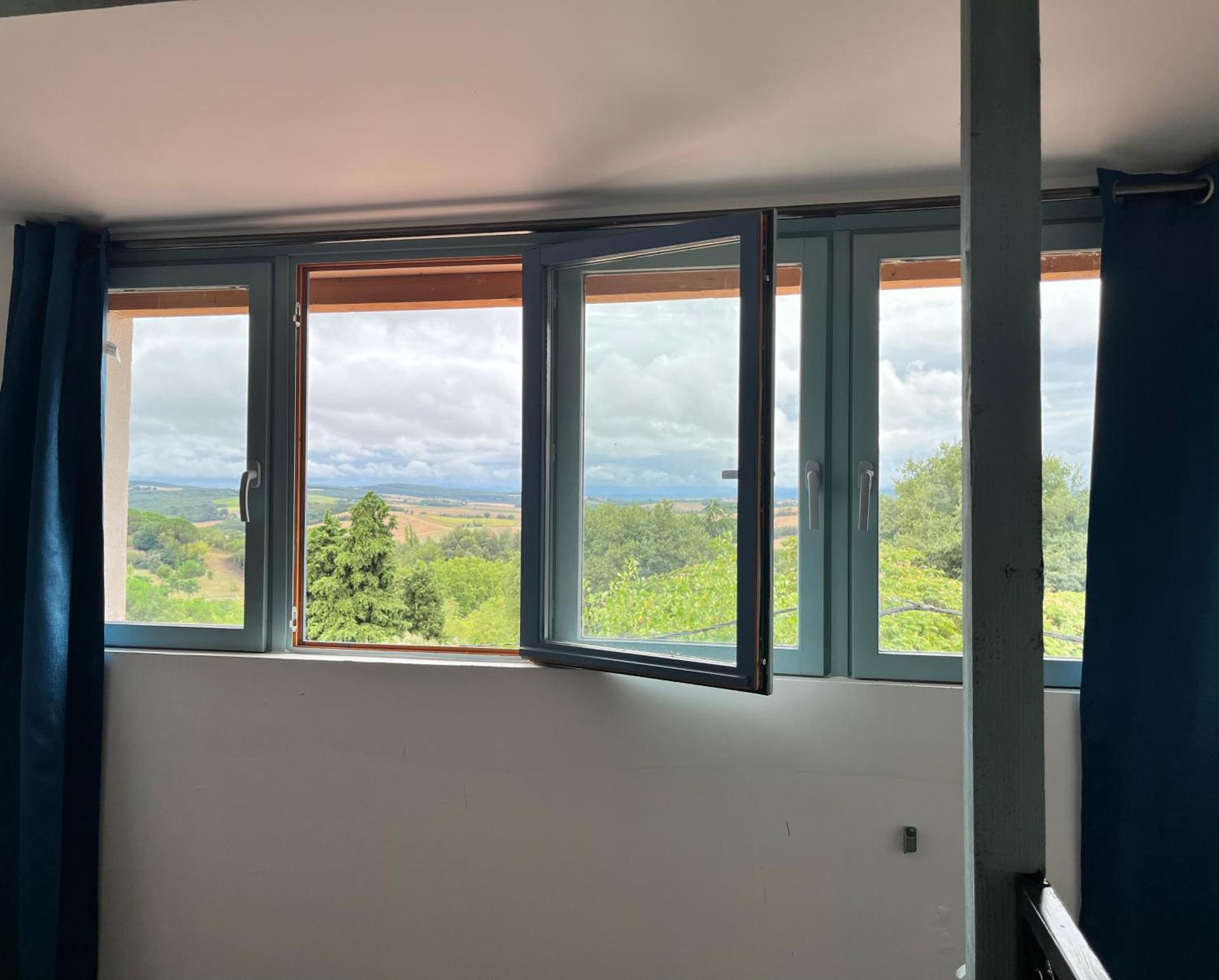 "L'Echapée Belle" Maison de village climatisée de 45m2 à proximité de Carcassonne,1 chbre à l'étage vue panoramique sur les pyrénées, cuisine équipée,1Salon,1 sdb, Wifi, Parking gratuit, Netflix,Canal sat, Fauteuil massant