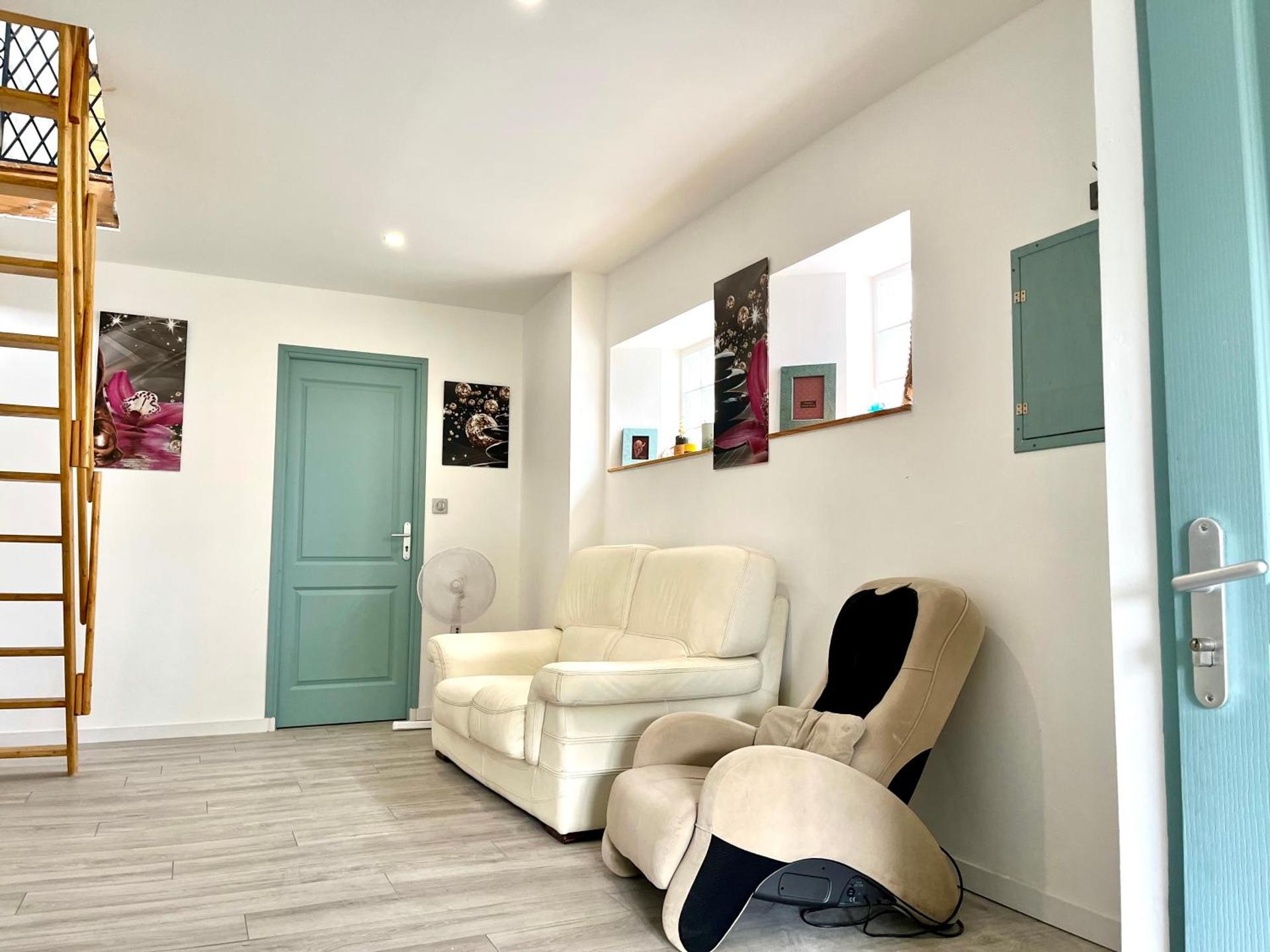 "L'Echapée Belle" Maison de village climatisée de 45m2 à proximité de Carcassonne,1 chbre à l'étage vue panoramique sur les pyrénées, cuisine équipée,1Salon,1 sdb, Wifi, Parking gratuit, Netflix,Canal sat, Fauteuil massant