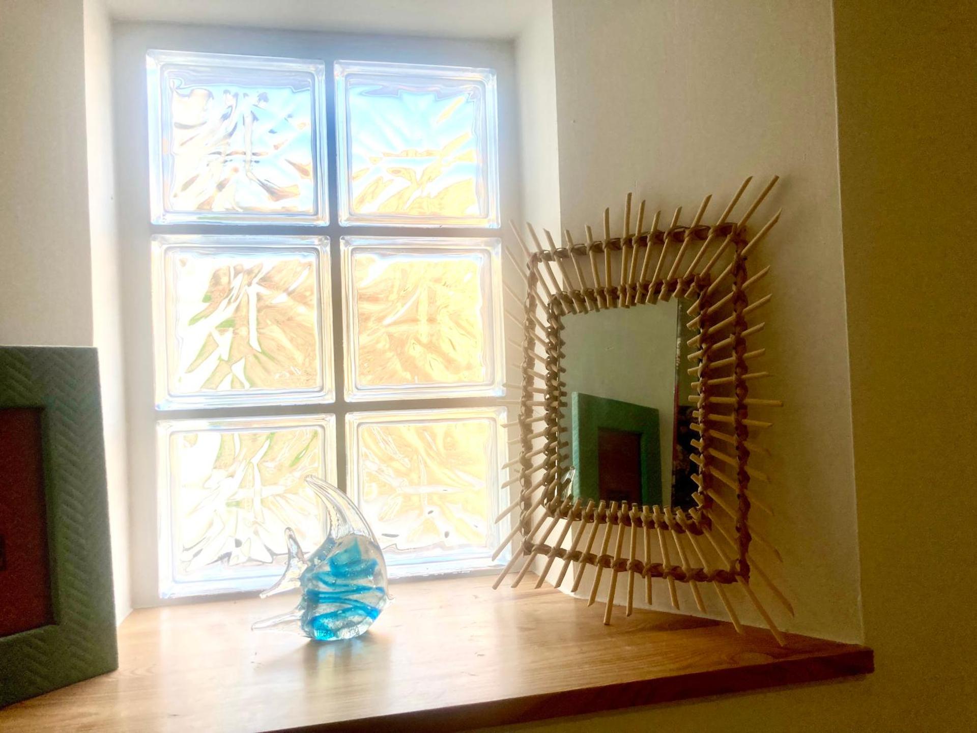 "L'Echapée Belle" Maison de village climatisée de 45m2 à proximité de Carcassonne,1 chbre à l'étage vue panoramique sur les pyrénées, cuisine équipée,1Salon,1 sdb, Wifi, Parking gratuit, Netflix,Canal sat, Fauteuil massant