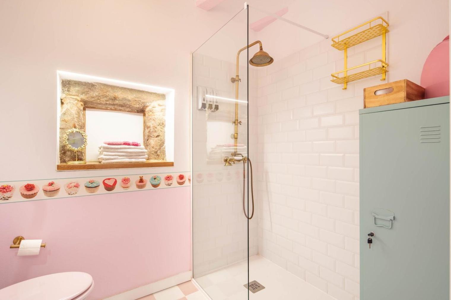 La Suite Años 50 La casa Barbie, bañera y chimenea de leña