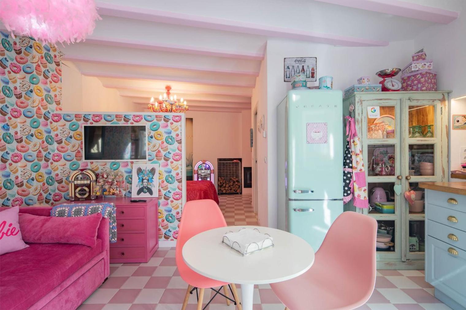 La Suite Años 50 La casa Barbie, bañera y chimenea de leña