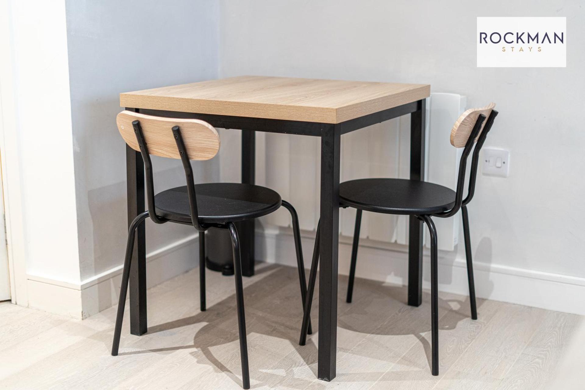 Library House Apartments - FREE PARKING - Contractor Hub - Superfast Wi-Fi - Long Term Stays