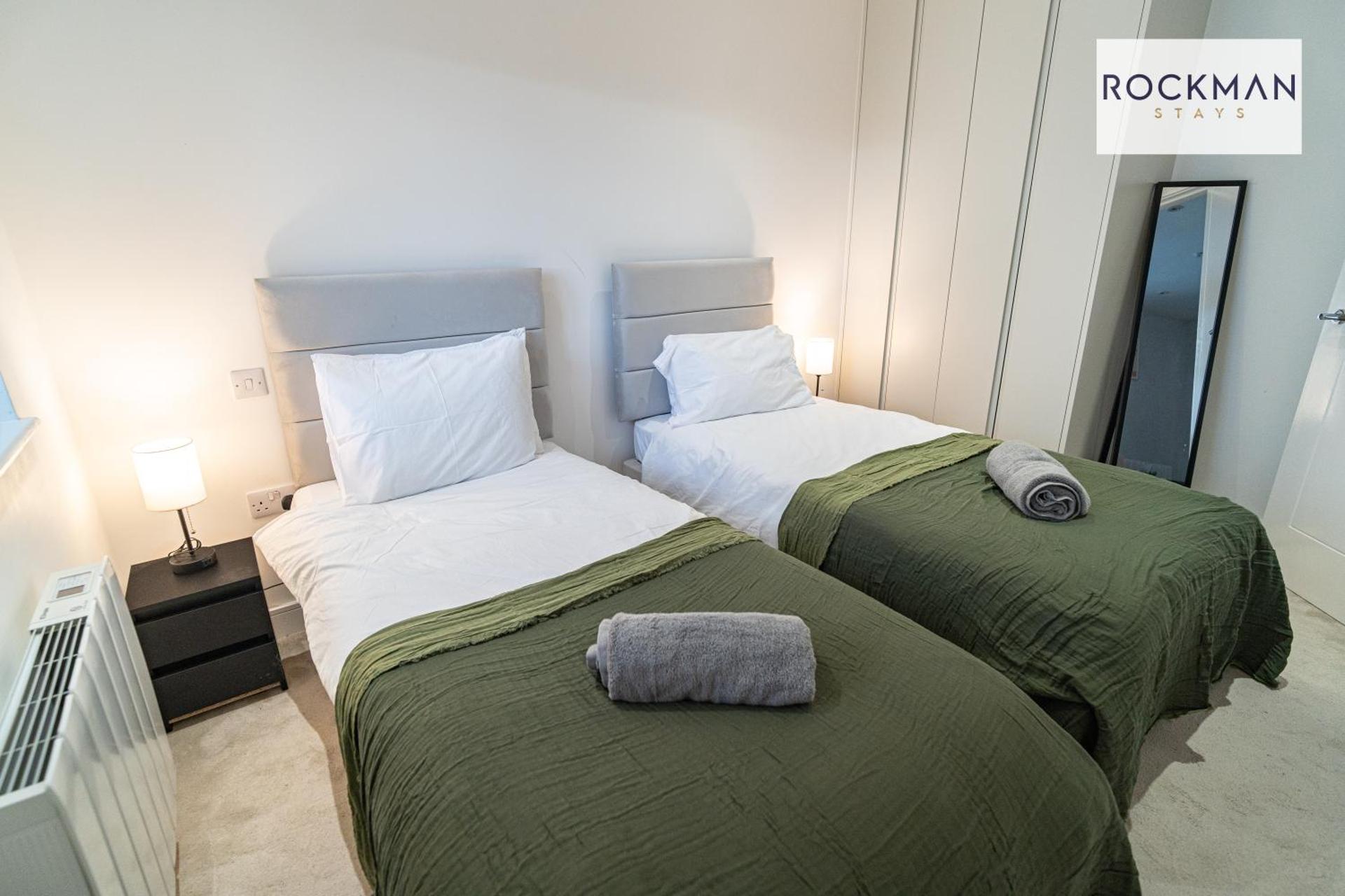 Library House Apartments - FREE PARKING - Contractor Hub - Superfast Wi-Fi - Long Term Stays