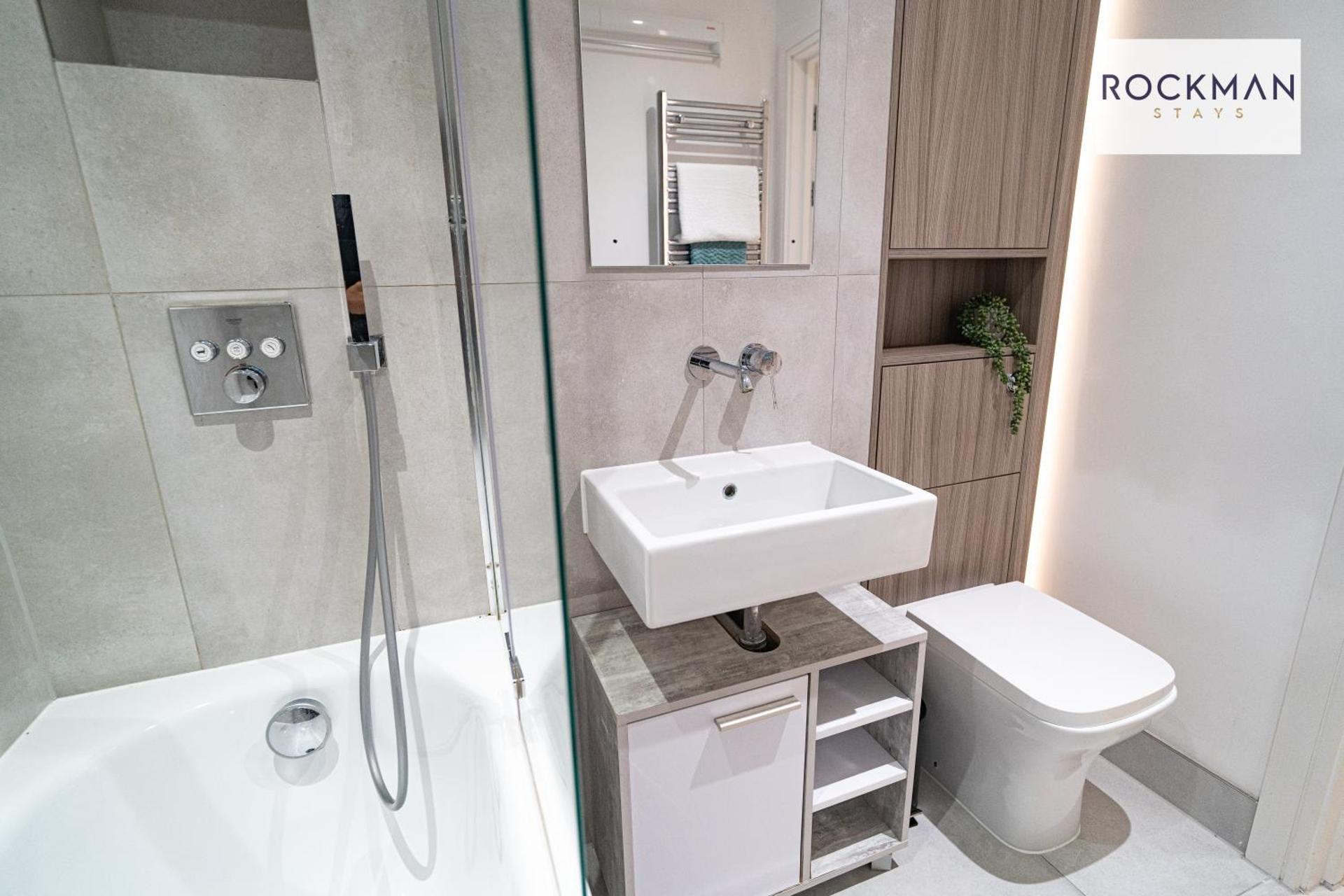 Library House Apartments - FREE PARKING - Contractor Hub - Superfast Wi-Fi - Long Term Stays