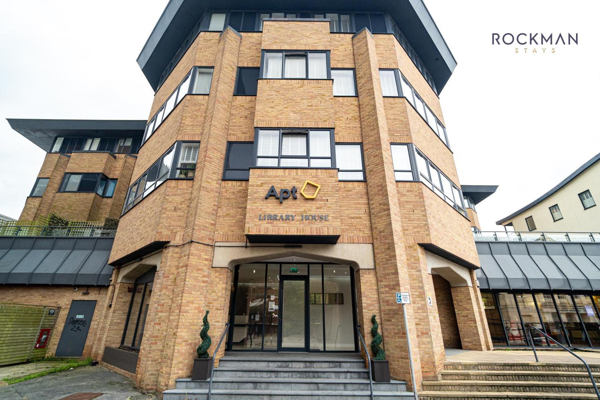 Library House Apartments - FREE PARKING - Contractor Hub - Superfast Wi-Fi - Long Term Stays