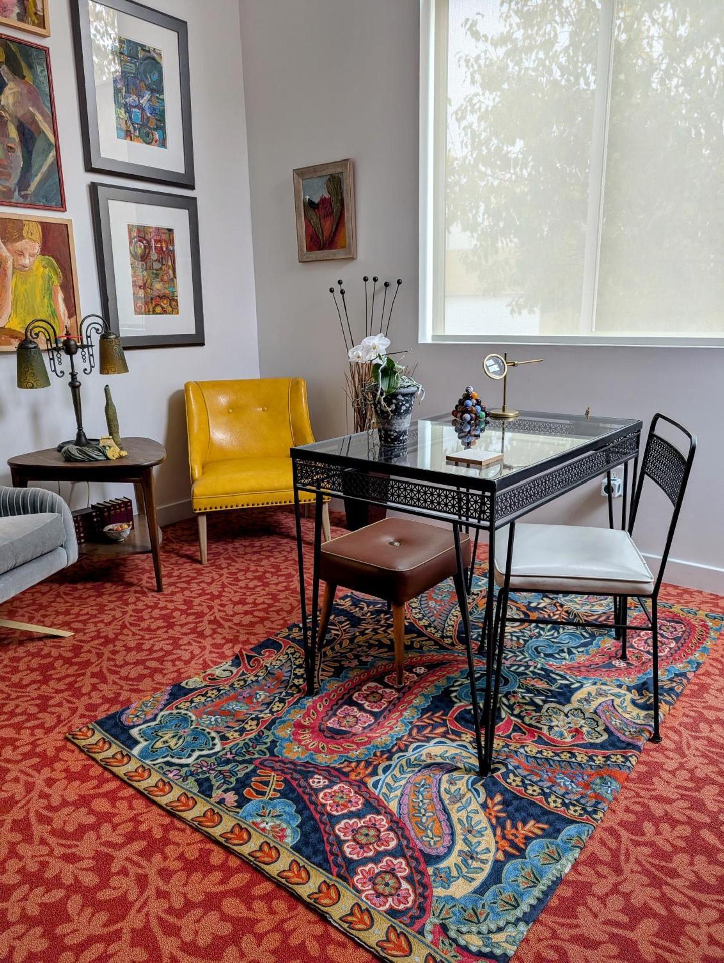 Central location close to Downtown and Mountain Views