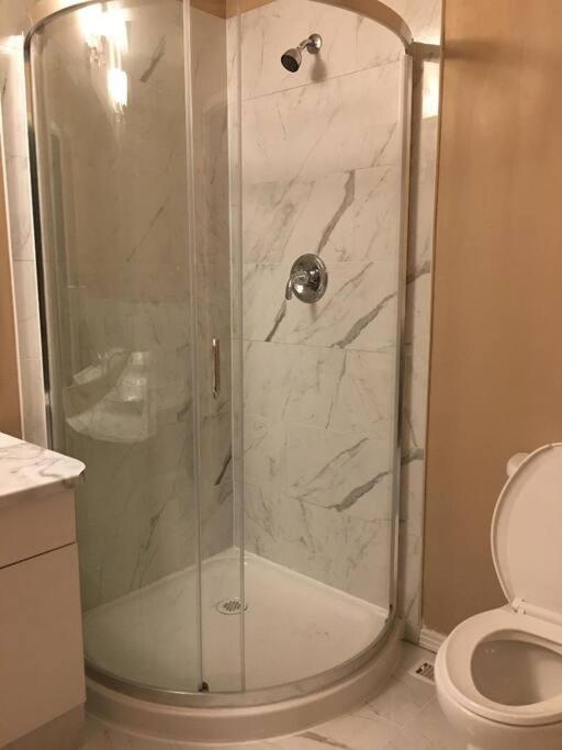 Renovated 4 bedrooms 20 sleeps Shopping Center