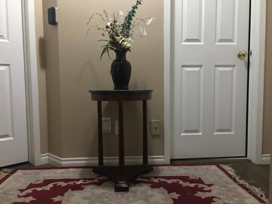 Renovated 4 bedrooms 20 sleeps Shopping Center