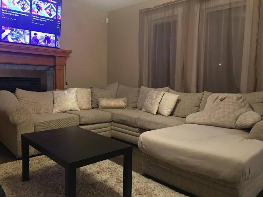 Renovated 4 bedrooms 20 sleeps Shopping Center