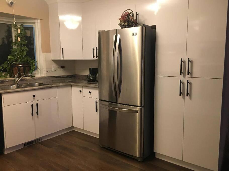 Renovated 4 bedrooms 20 sleeps Shopping Center