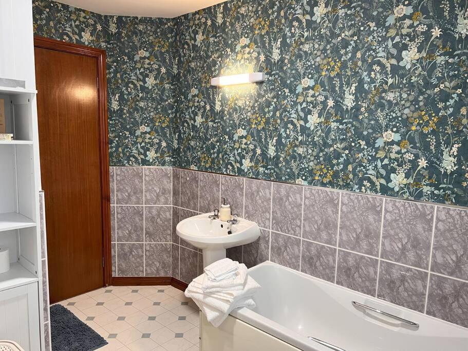 LILY'S LODGE - Beautiful Central Buncrana Home