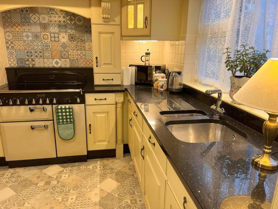 LILY'S LODGE - Beautiful Central Buncrana Home