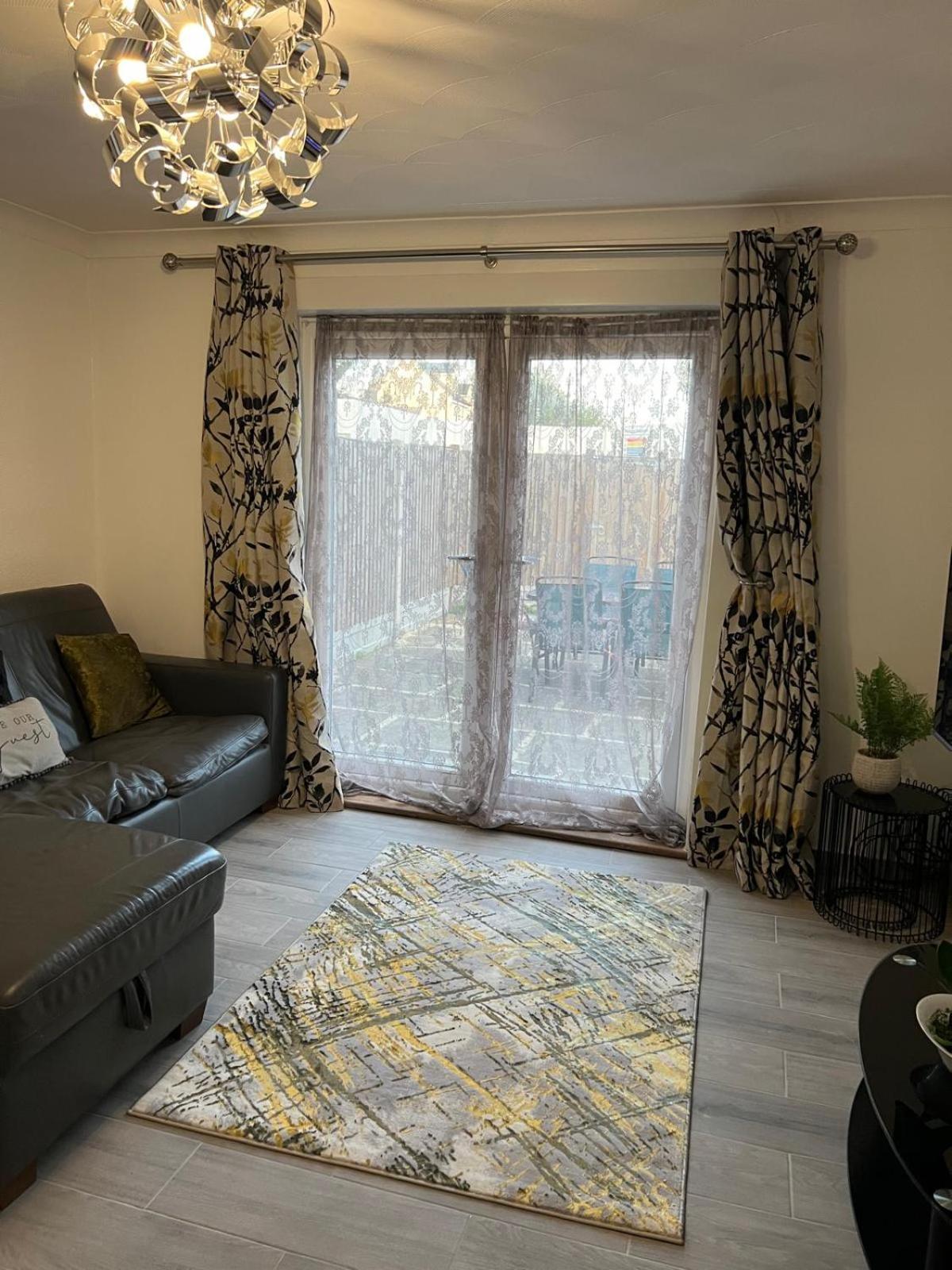 Beautiful 2-bedroom in Grays close to Lakeside