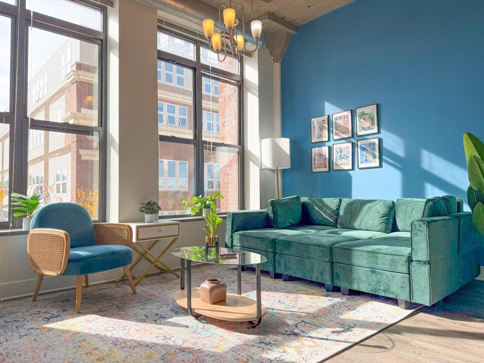 McCormick Place Beautiful 2BR Apartment with Optional Parking Sleeps up to 8 Near Soldier Field, Grant Park and Lakefront Trail