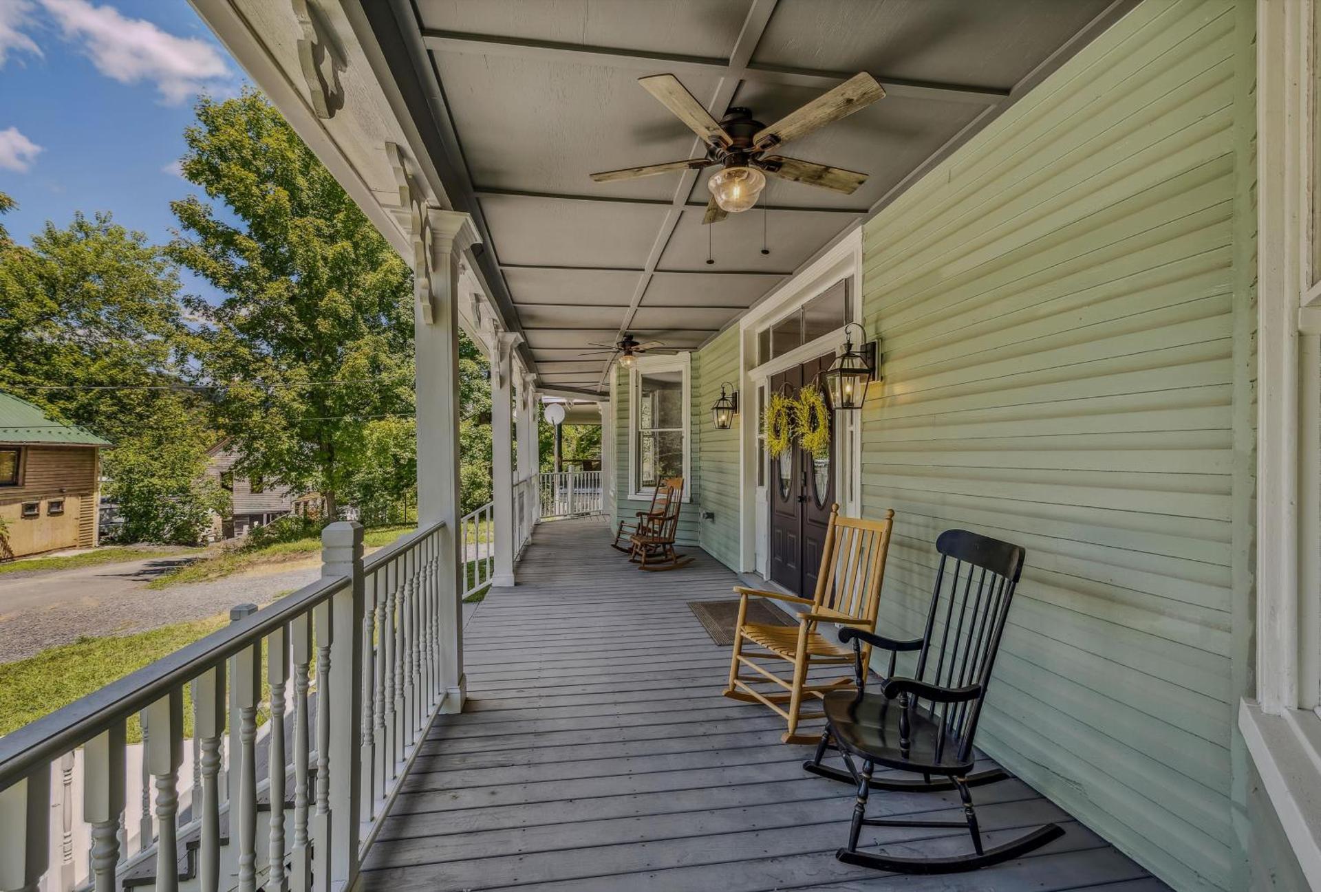 The Grand Castalian Inn Bed and Breakfast