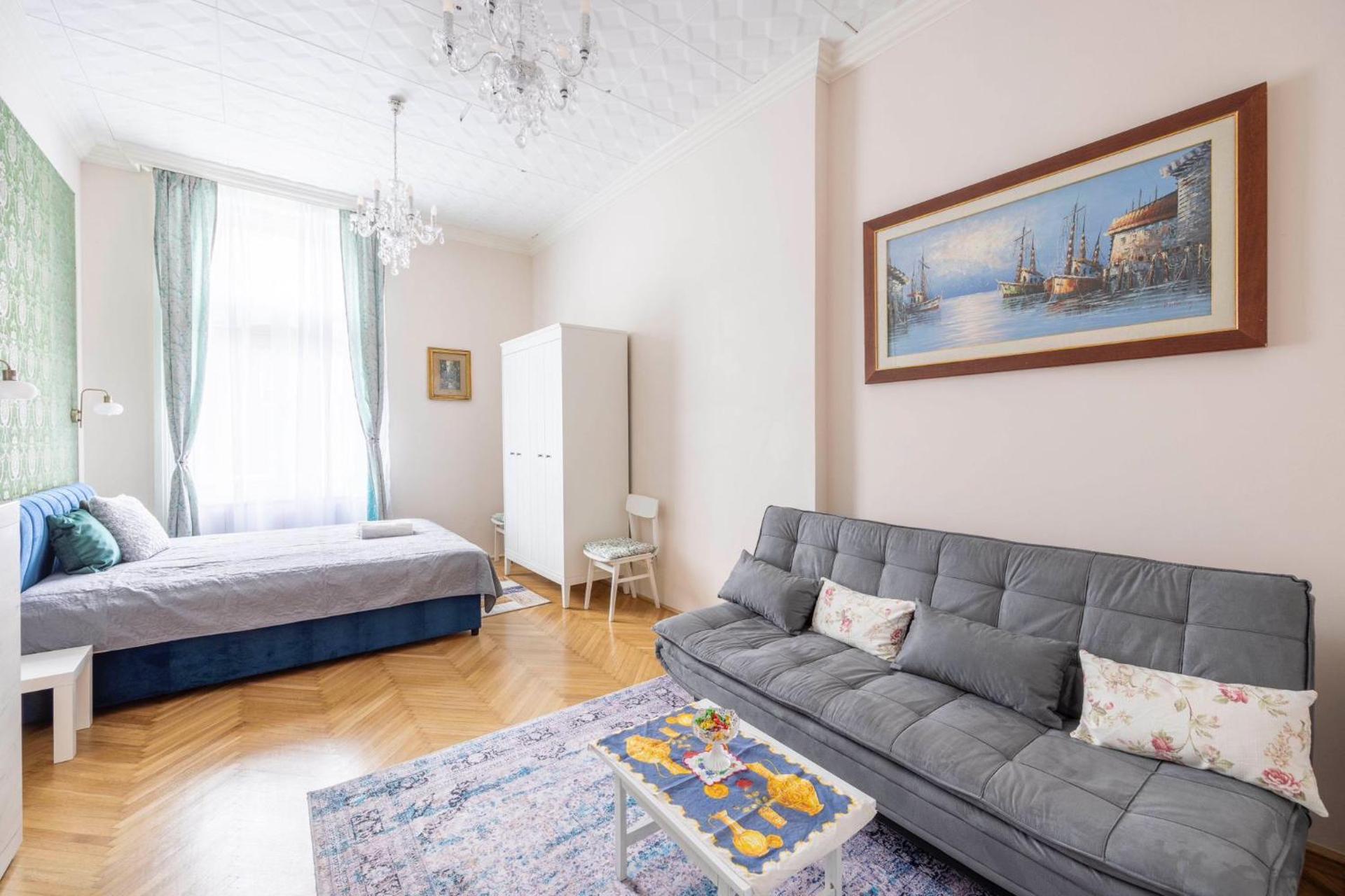 Deluxe Home in Art Nouveau House- with GARAGE