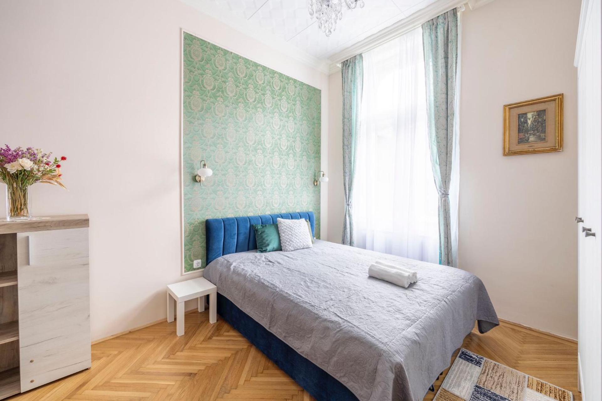 Deluxe Home in Art Nouveau House- with GARAGE