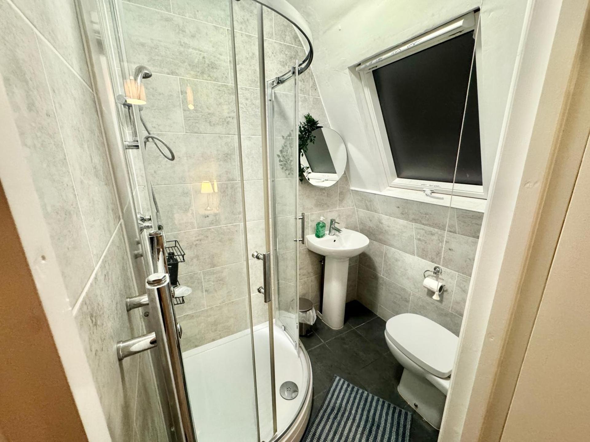 Modern En-Suite Rooms by Finsbury Park Station 8 mins to King's Cross by Tube