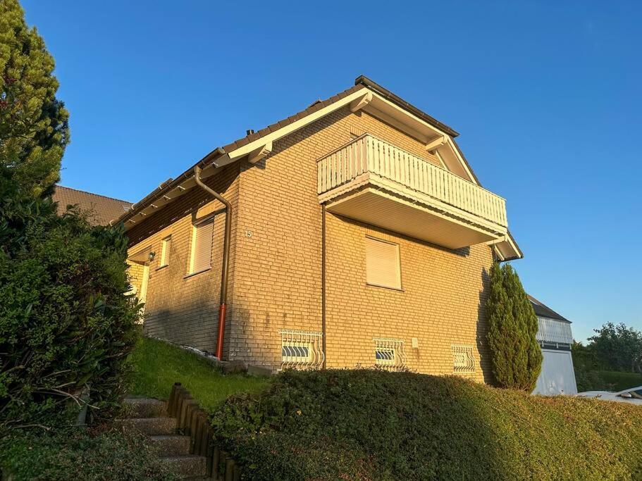 Bovenappartement in Winterberg met balkon en uitzicht over het bos