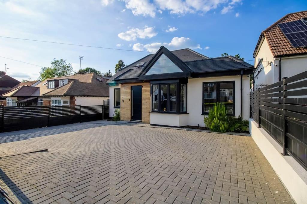 Luxury 4-Bedroom High-End Home, Includes Jacuzzi and Pool Table