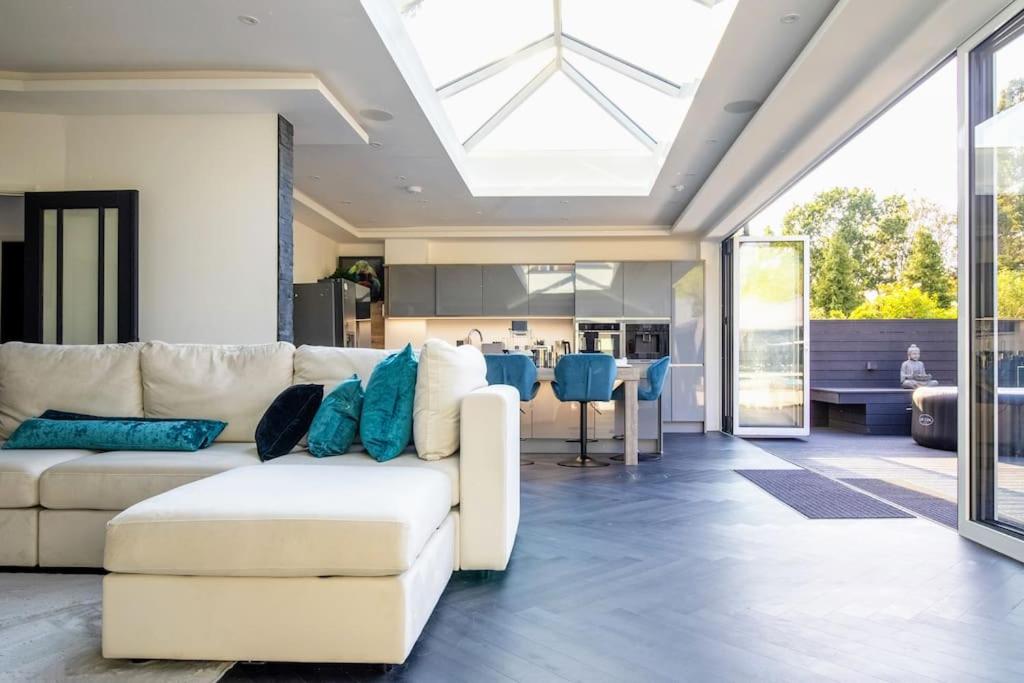 Luxury 4-Bedroom High-End Home, Includes Jacuzzi and Pool Table