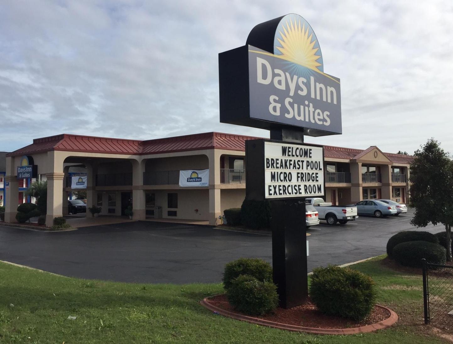 Days Inn & Suites by Wyndham Warner Robins Near Robins AFB