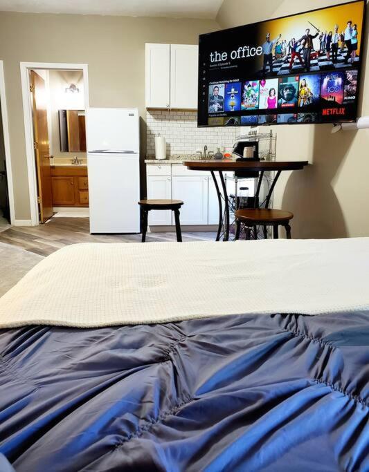 Walkable Cozy Downtown Studio, FREE Bikes to use