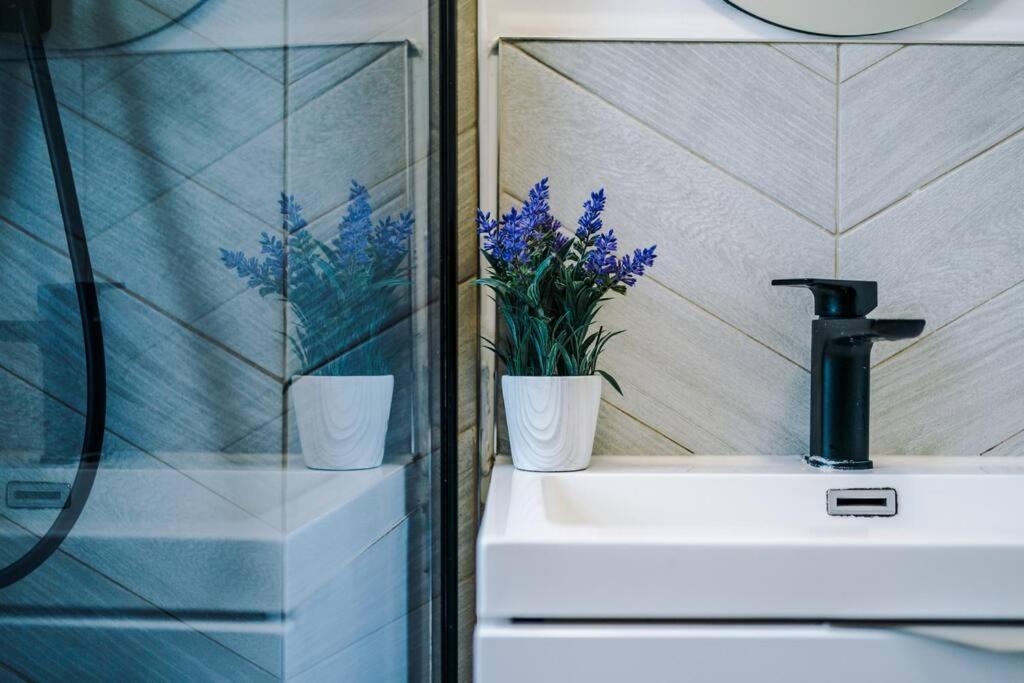 Stunning 2-Bedroom Apartment in Bolton