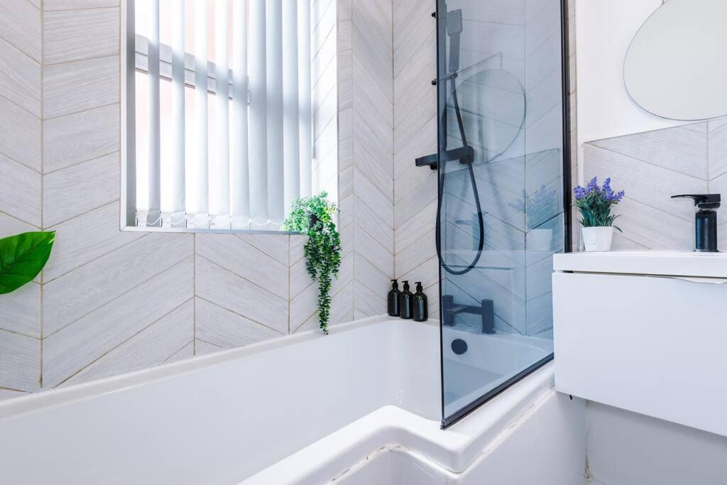 Stunning 2-Bedroom Apartment in Bolton