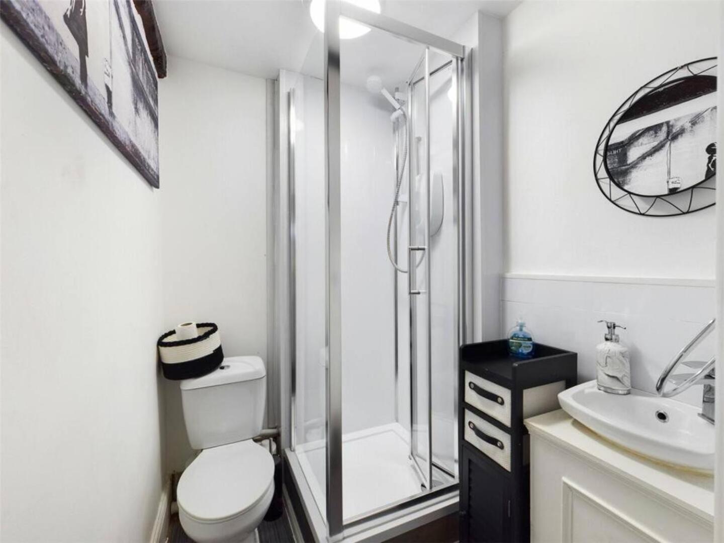 Montague House Town Centre Sleeps Up To 12 Guests