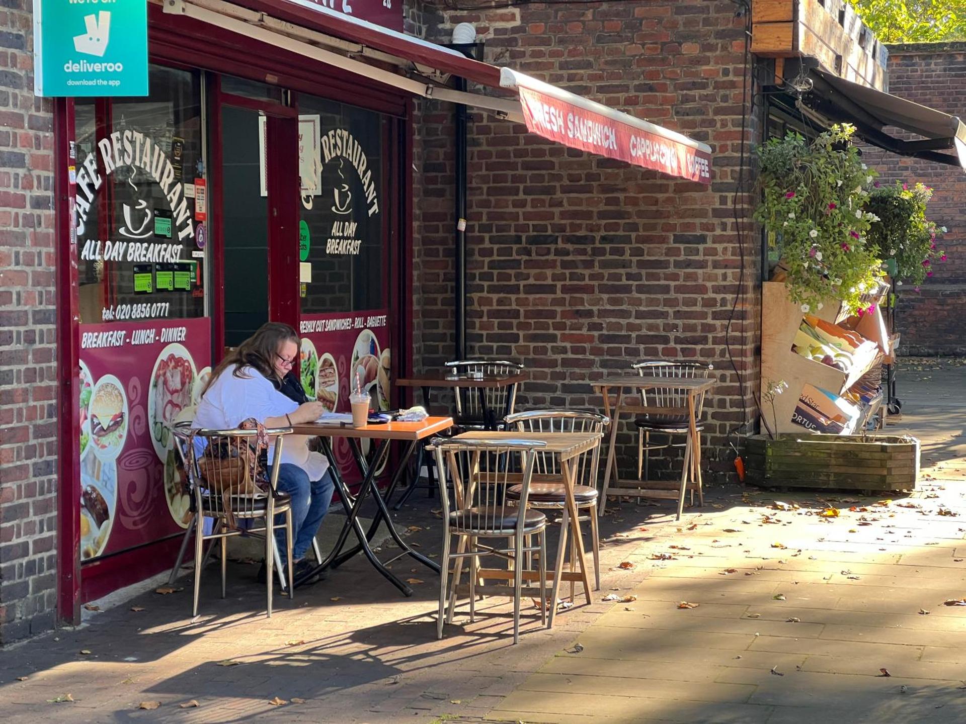 Stylish apt in a 1938 building with parking