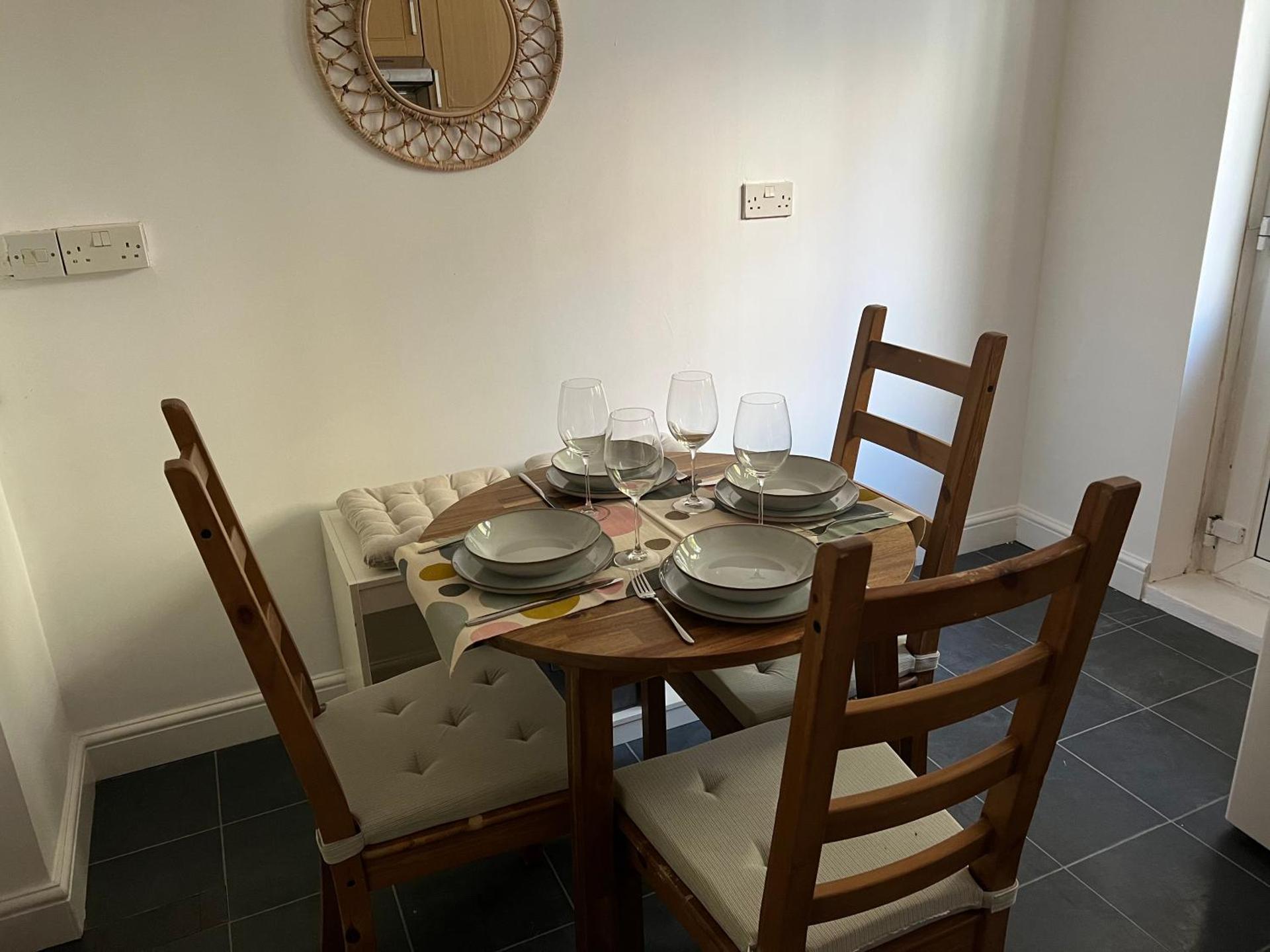 Stylish apt in a 1938 building with parking