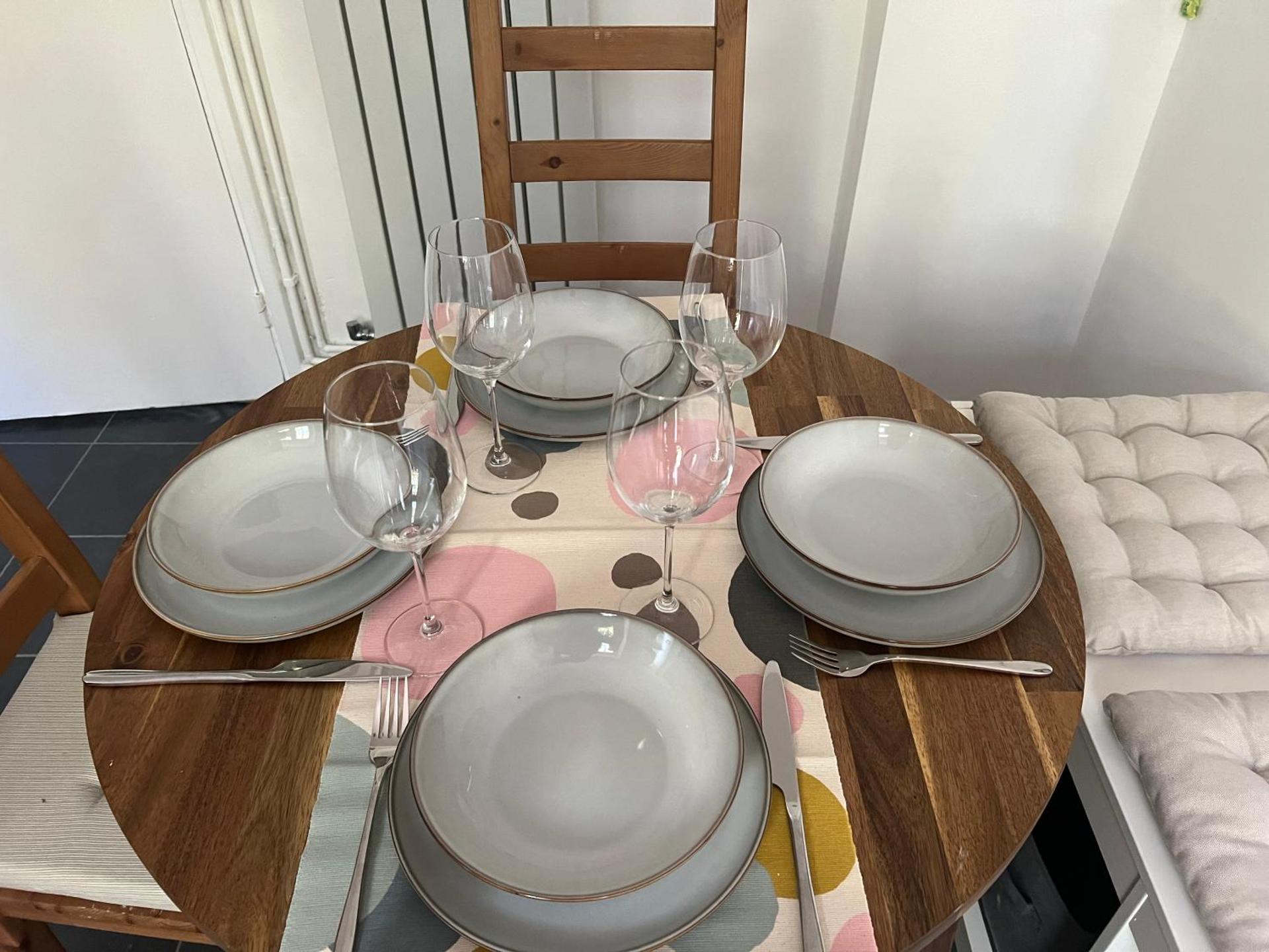 Stylish apt in a 1938 building with parking