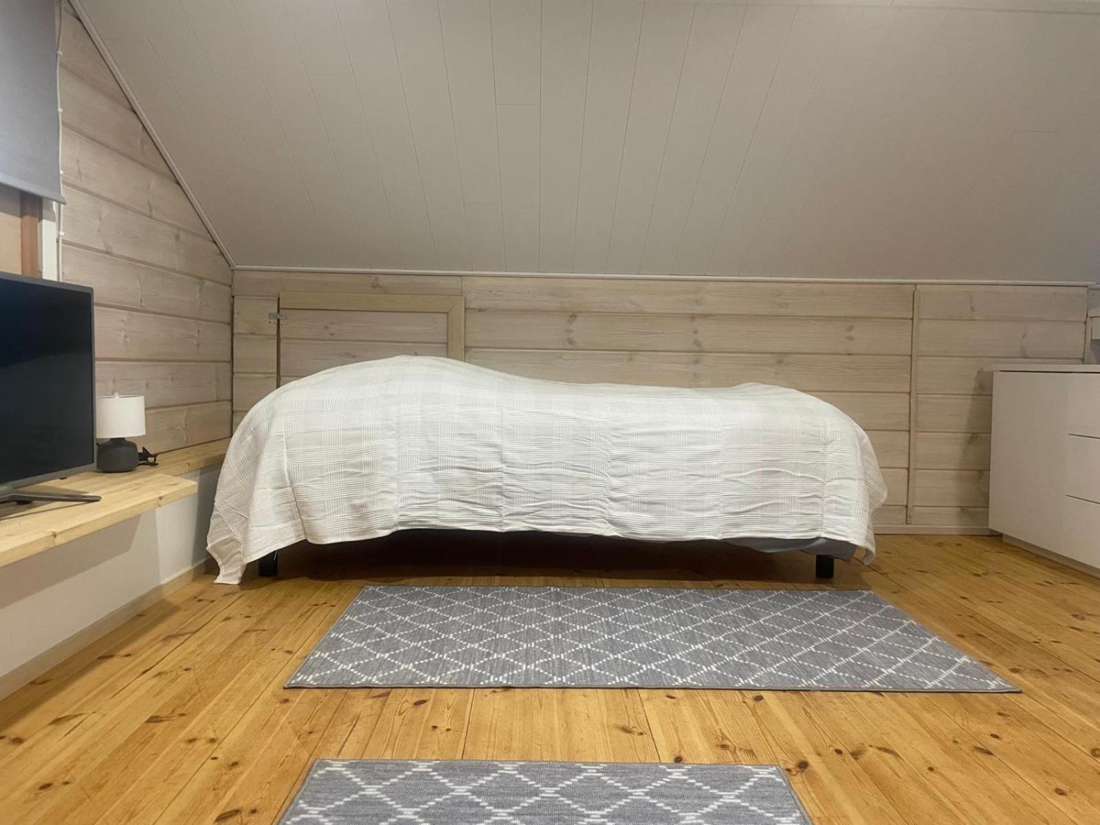 Ukkohalla, Sivumäki