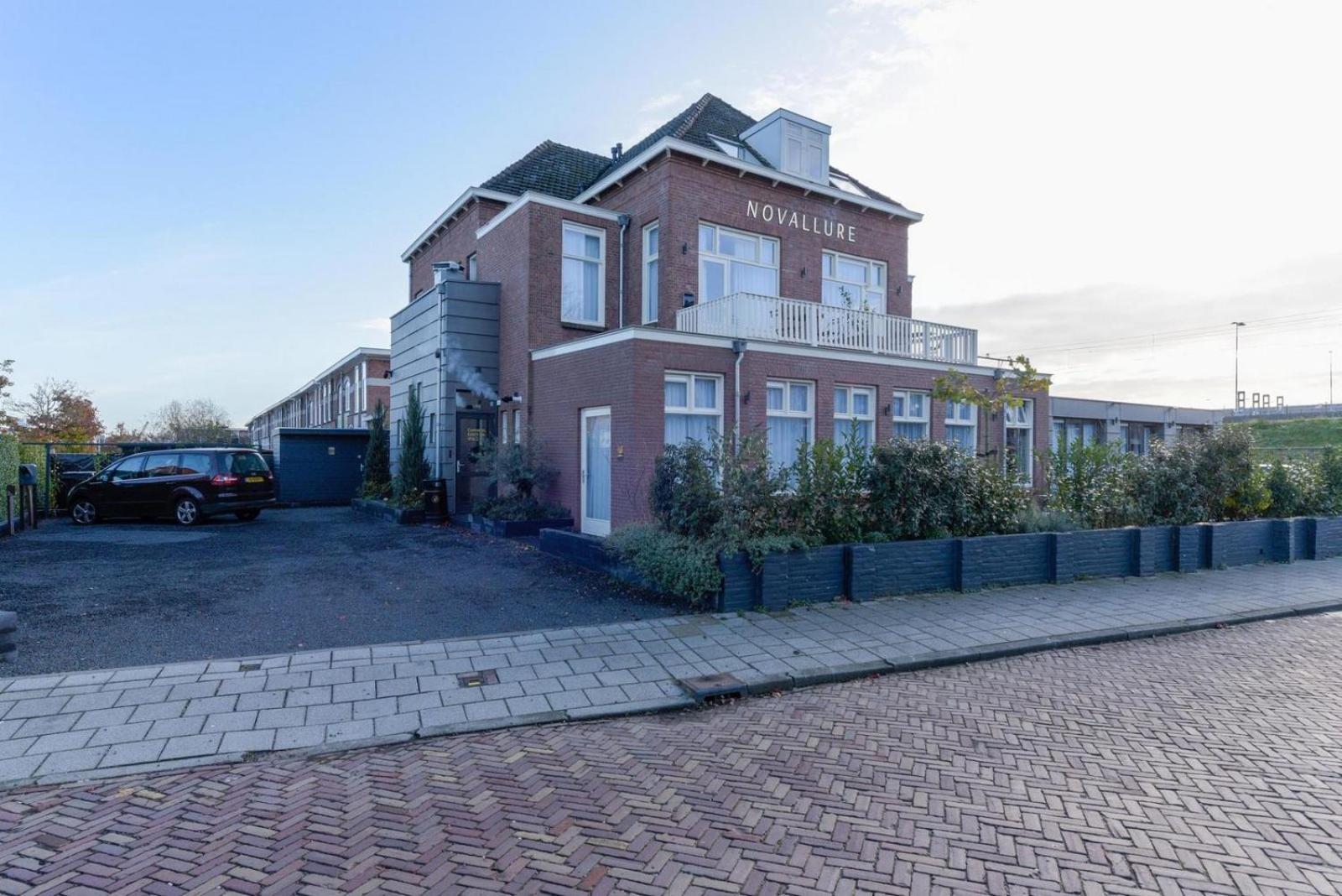 One-Bedroom Apartment with Balcony