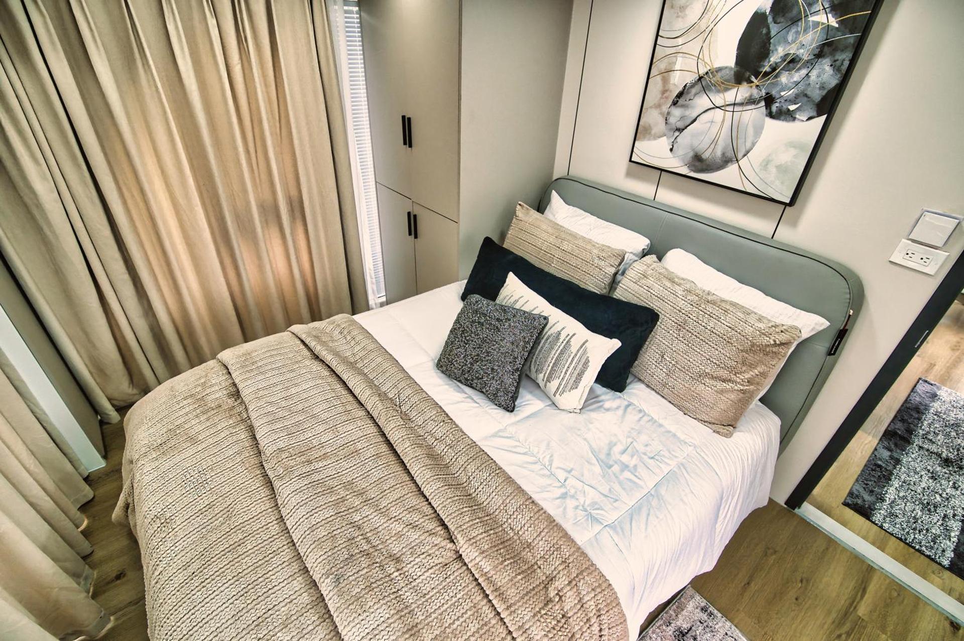 Unique Houseboat Rental