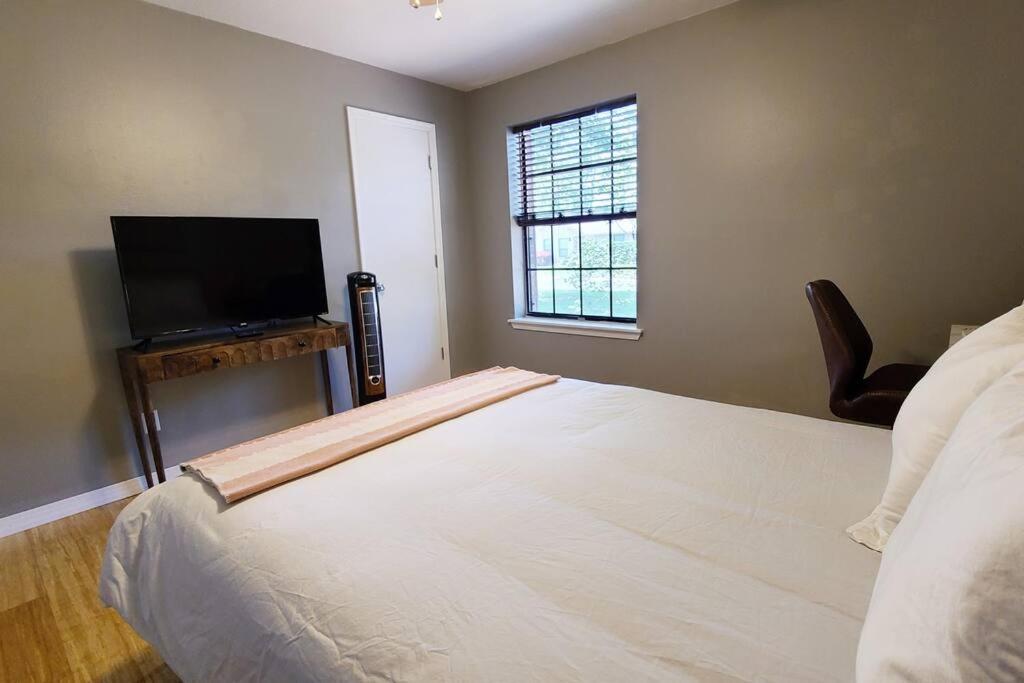 Centrally located home in Rogers and Bentonville! -Private Rooms