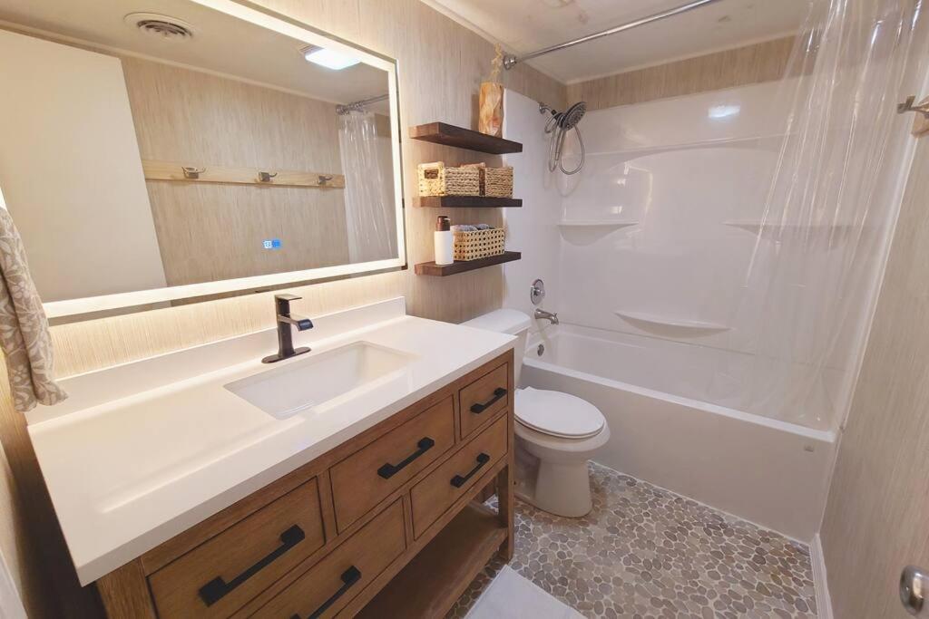 Centrally located home in Rogers and Bentonville! -Private Rooms