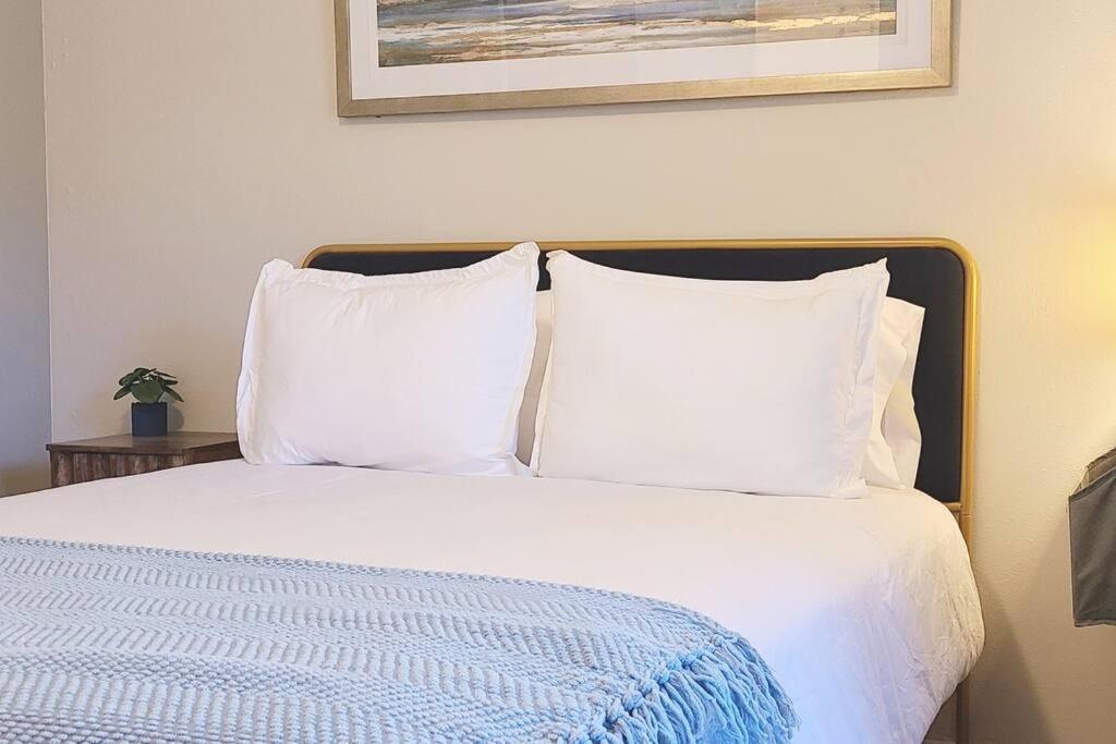 Centrally located home in Rogers and Bentonville! -Private Rooms