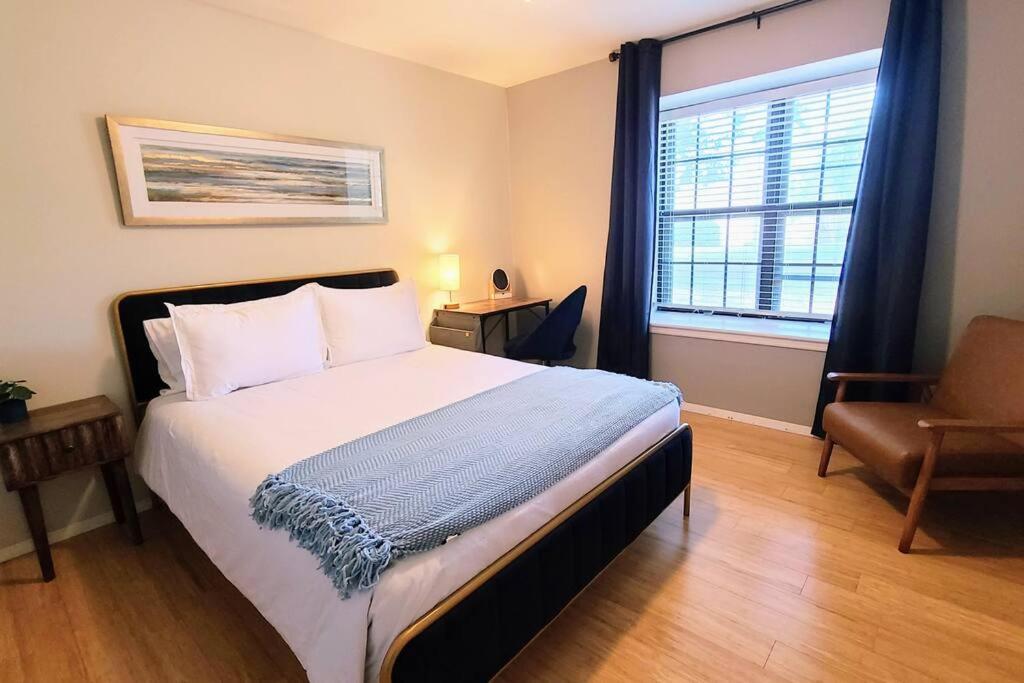 Centrally located home in Rogers and Bentonville! -Private Rooms