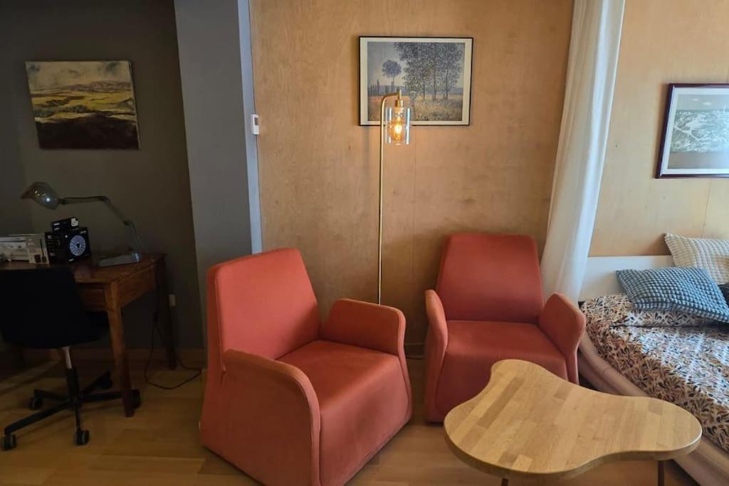 Estudio de diseño con parking en el centro