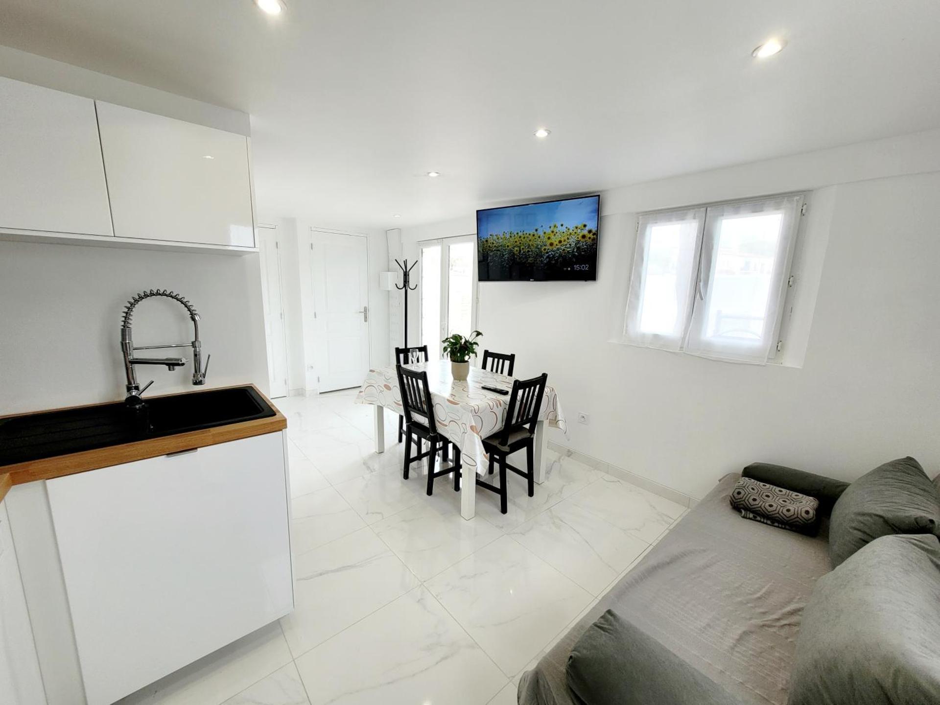 Magnifique logement indépendant "Les Coquelicots", terrasse proche des plages et Montpellier