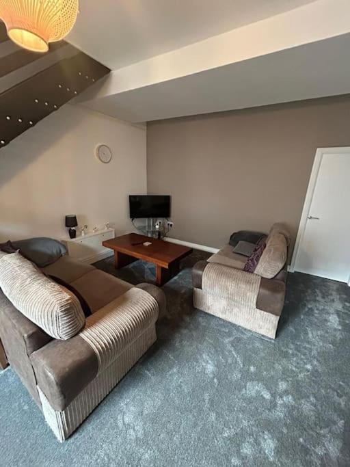 Entire House - 4 Bed - Sleeps 6