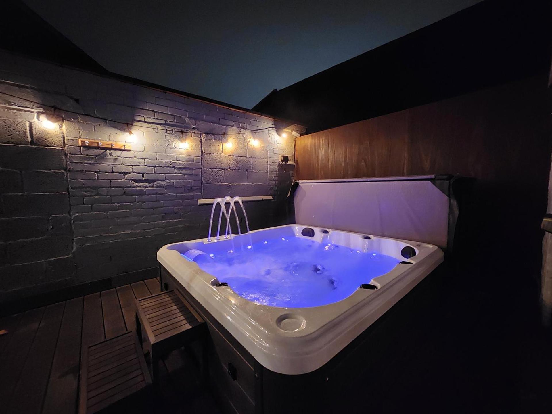 Centre Apartment - Sleeps 2 & Roof Top Hot Tub