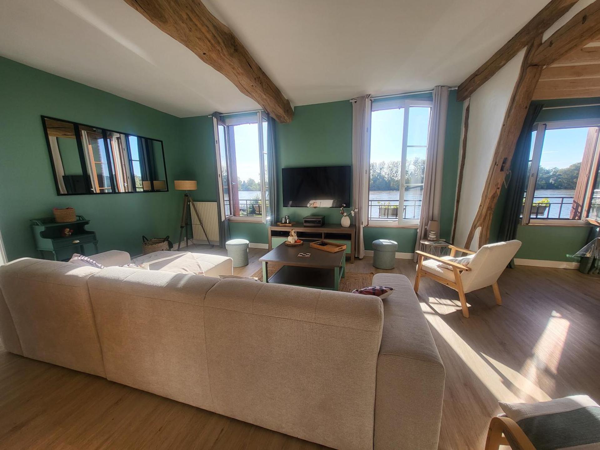 Communal lounge/ TV room