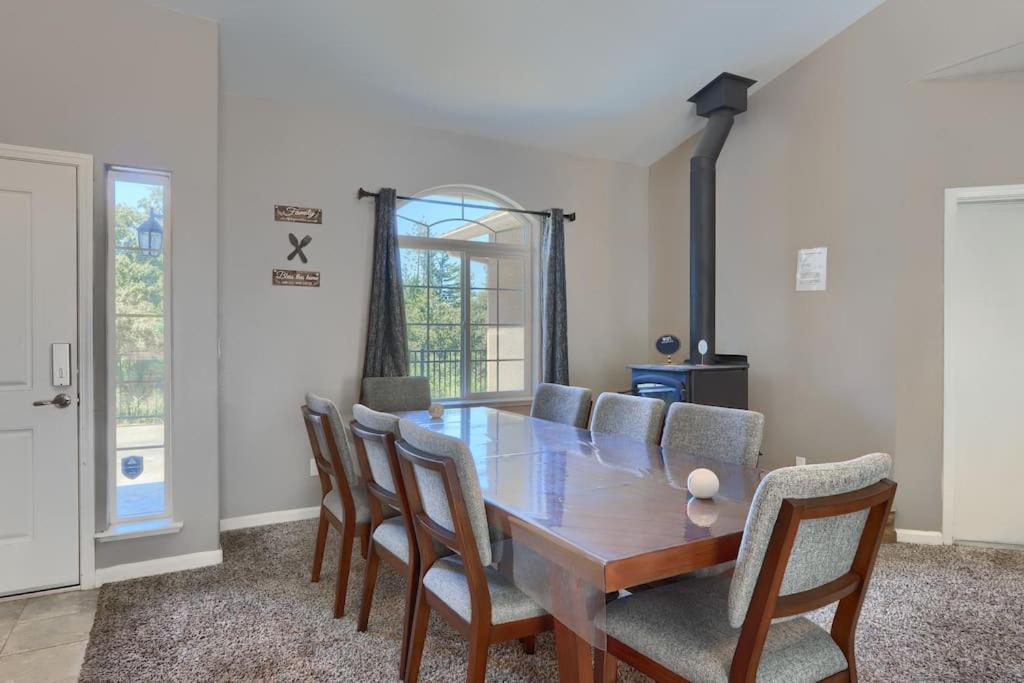 Yosemite Hilltop Gated Villa near Oakhurst, Bass Lake and Mariposa w EVCharger Hottub Grill and Awesome Views!