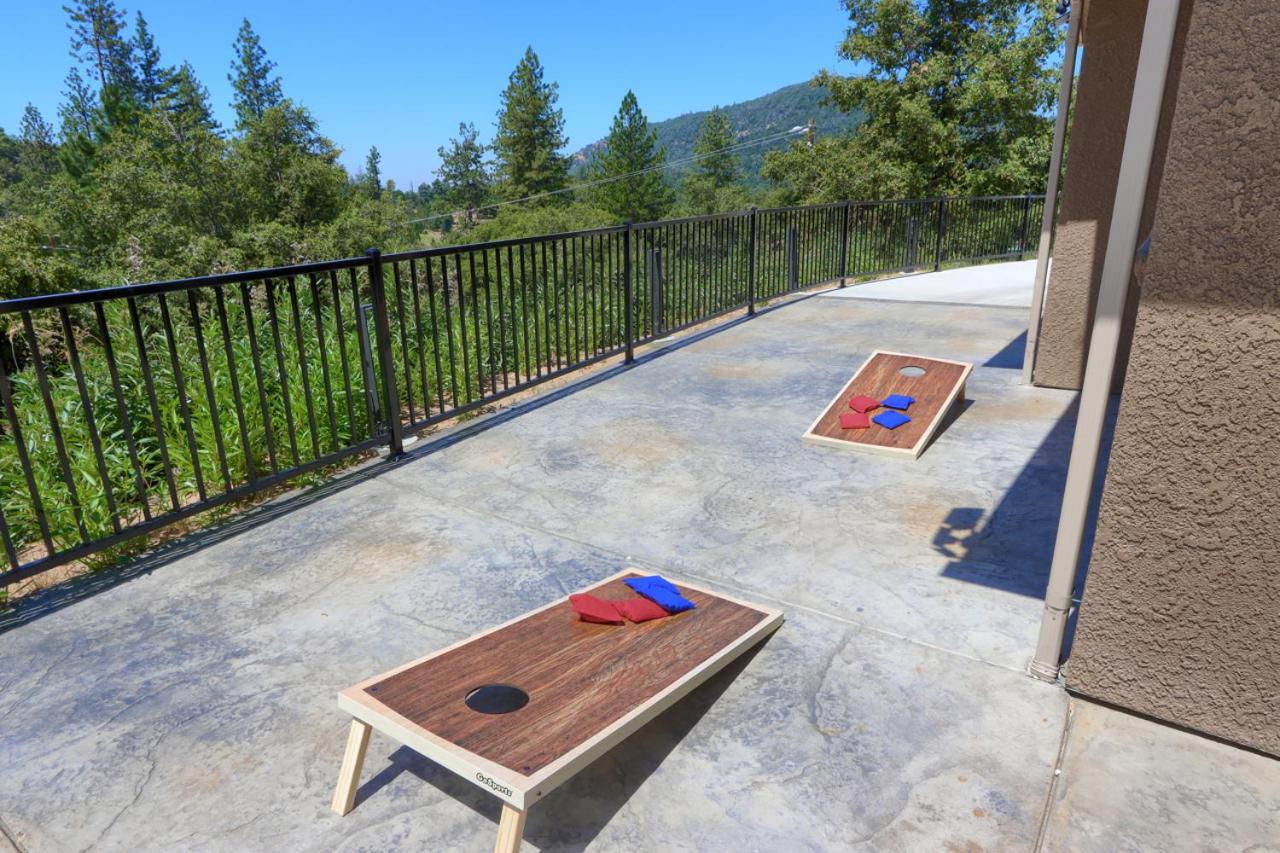 Yosemite Hilltop Gated Villa near Oakhurst, Bass Lake and Mariposa w EVCharger Hottub Grill and Awesome Views!
