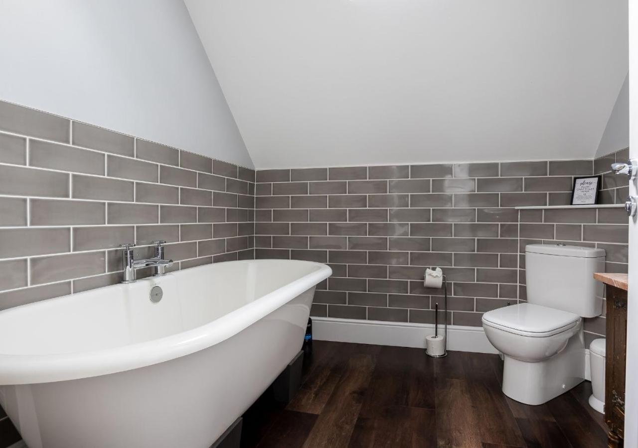 Stunning 5 Bed in the Centre of Bourton!